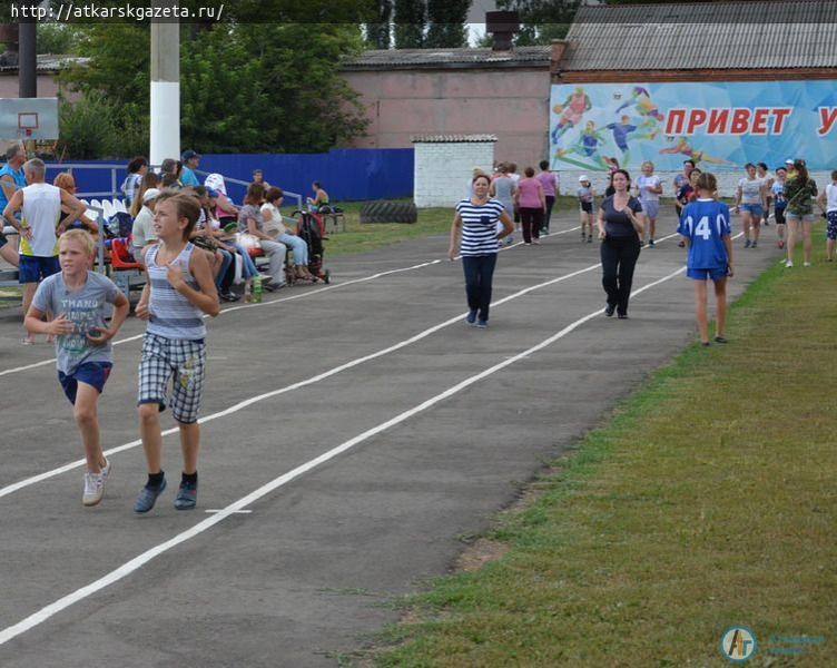 Аткарчане продемонстрировали свою физическую подготовку на стадионе «Локомотив» (ФОТОРЕПОРТАЖ)