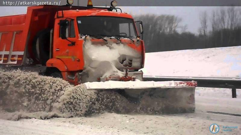 На расчистке города работают 7 единиц снегоуборочной техники