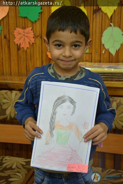 Портреты самых лучших мам нарисовали маленькие  художники из детского сада «Яблочко» (ФОТО)
