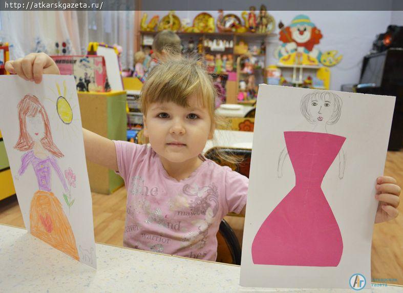Портреты самых лучших мам нарисовали маленькие  художники из детского сада «Яблочко» (ФОТО)