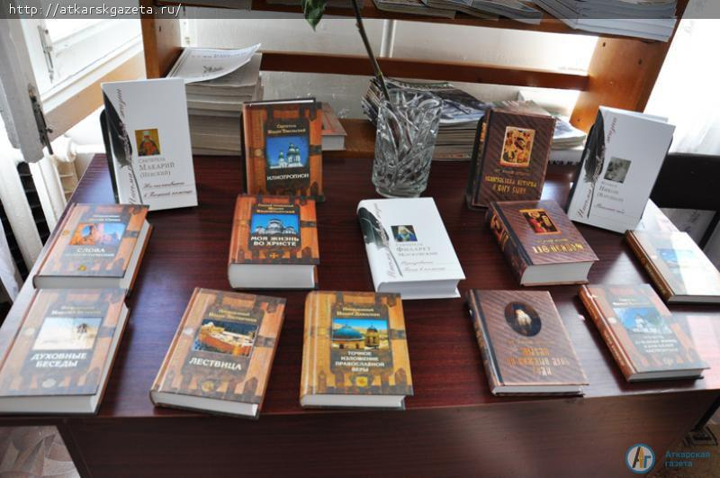 Протоиерей Виталий Соболевский в дар центральной библиотеке передал православные книги