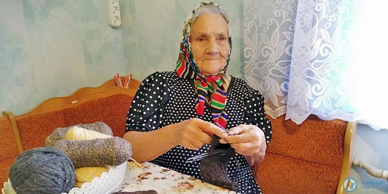 87-летняя бабушка Пелагея вяжет носки для российских солдат