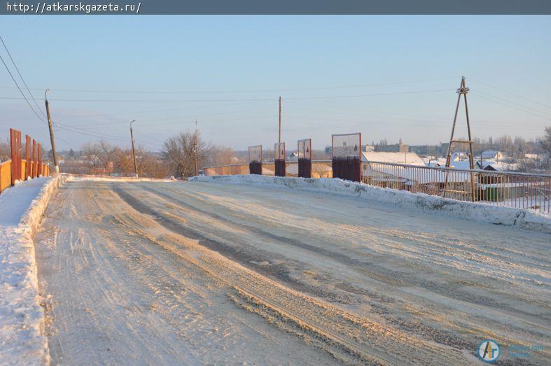 С Московского моста вывезли 25 КамАЗов снега