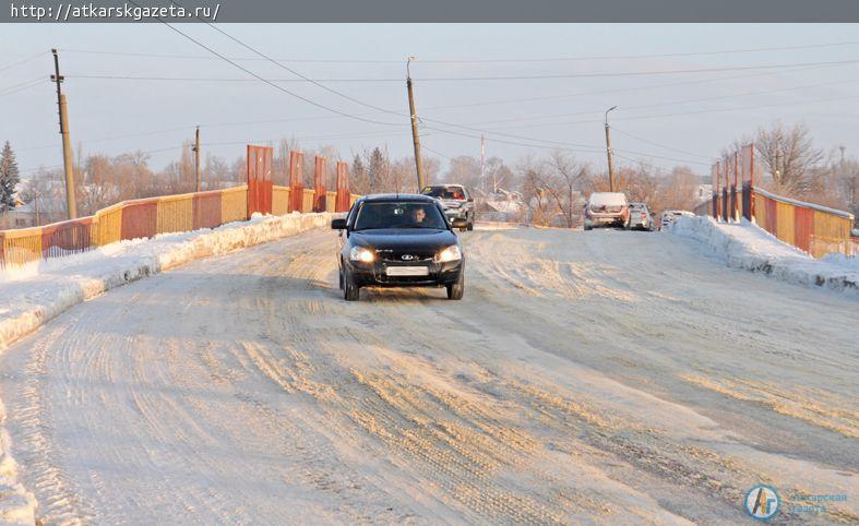 С Московского моста вывезли 25 КамАЗов снега