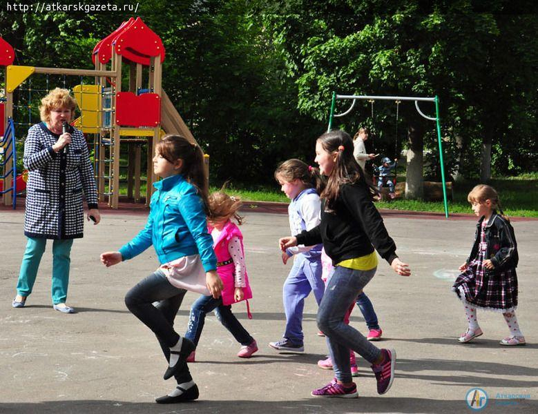 В городском парке юные аткарчане плели венки и ходили на ходулях (ФОТО)