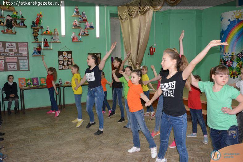 В рамках благотворительной акции саратовские полиграфисты подарили детям блокноты