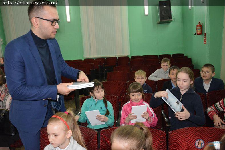В рамках благотворительной акции саратовские полиграфисты подарили детям блокноты