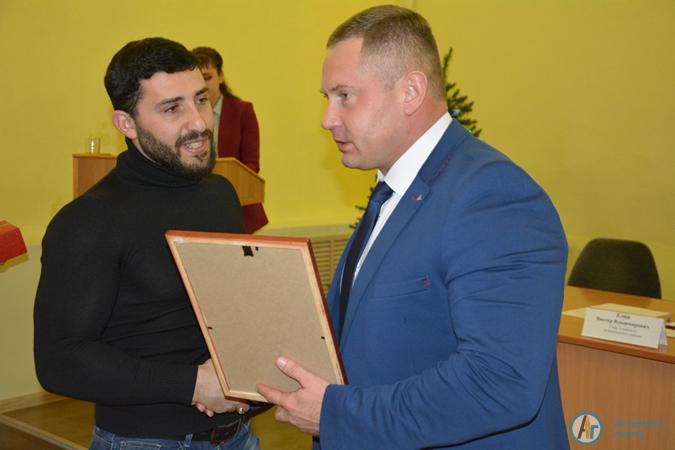 Виктор Елин наградил победителей конкурса на новогоднее оформление