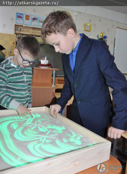 Воспитанников Центра детского творчества научат рисовать песком на стекле и играть в шахматы
