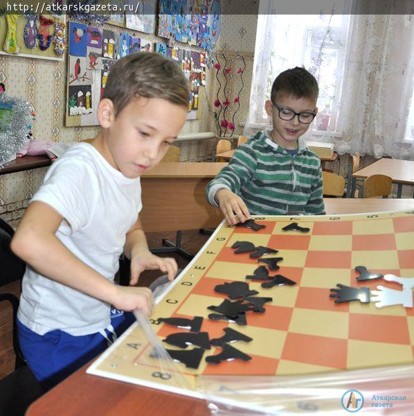Воспитанников Центра детского творчества научат рисовать песком на стекле и играть в шахматы